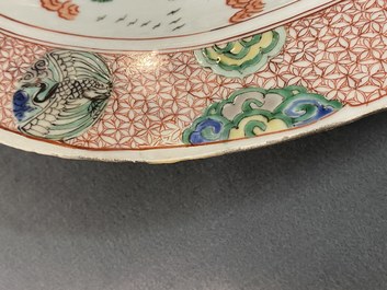 Un plat en porcelaine de Chine famille verte &agrave; d&eacute;cor de figures dans un paysage, Kangxi